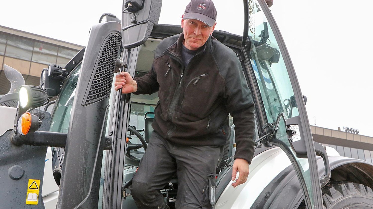 Vermon ratamestari Juha Keskimaunu ”asuu” traktorin hytissä tällä kaksien Vermon ravien viikolla, jolla kelit tekevät vielä tepposiaan.
