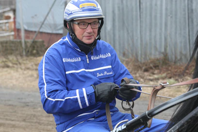 Jouko Paavolalla riittää hevosissa askaretta Lapualla.