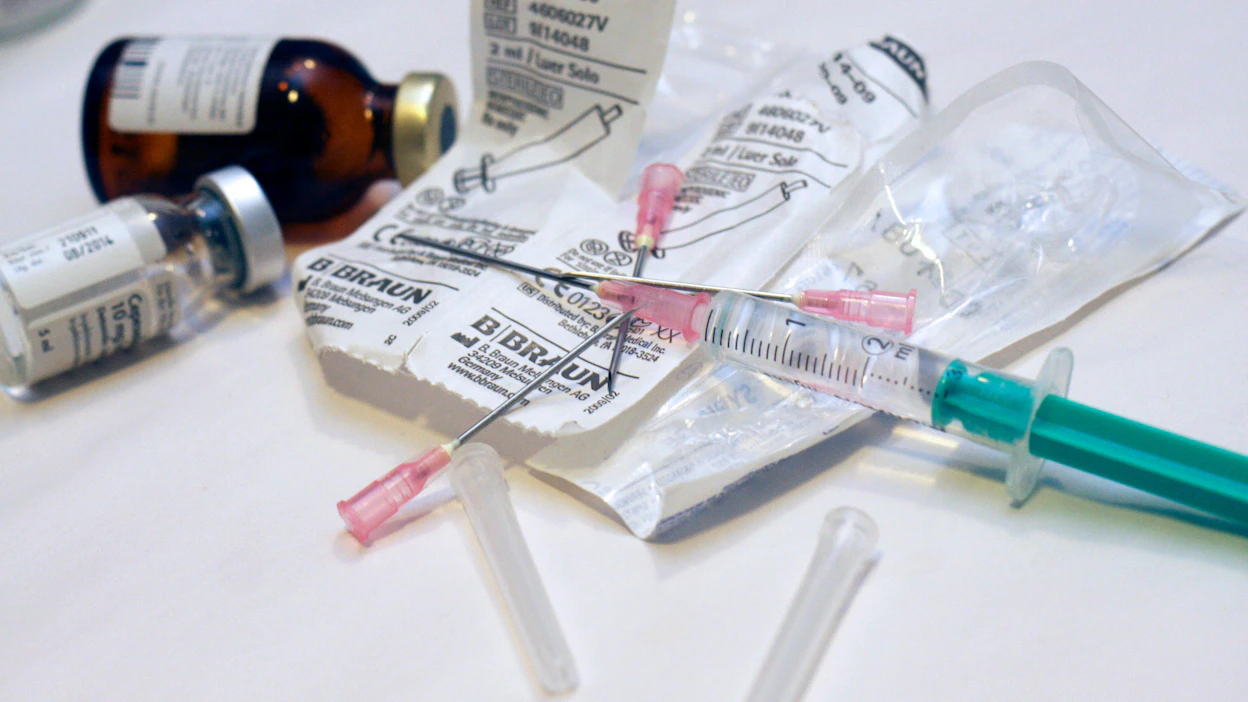 Valtaosa tuotantoeläimillä käytetyistä antibiooteista oli yksilölääkintään tarkoitettuja. Kuvituskuva.