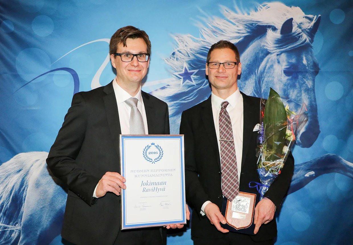 Vuoden 2016 ravigaalassa Mikko Korpela vastaanotti Jokimaan raviradan kunniamaininnan Jokimaan raviradan puolesta yhdessä Tomi Himangan kanssa.