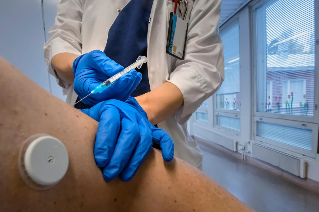 Rokoteannoksia saapuu Suomeen loppuvuodesta ja ensi vuoden alussa tasaiseen tahtiin, joten kaikkiin rokotuksiin rokotteita riittää, myös ensimmäisiin ja toisiin annoksiin, kerrotaan THL:n tiedotteessa.