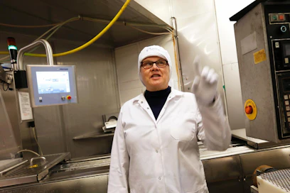 Toimitusjohtaja Pirkko Suhonen joutui itsekin tuotantolinjalle töihin, kun työntekijöitä oli sairaana.