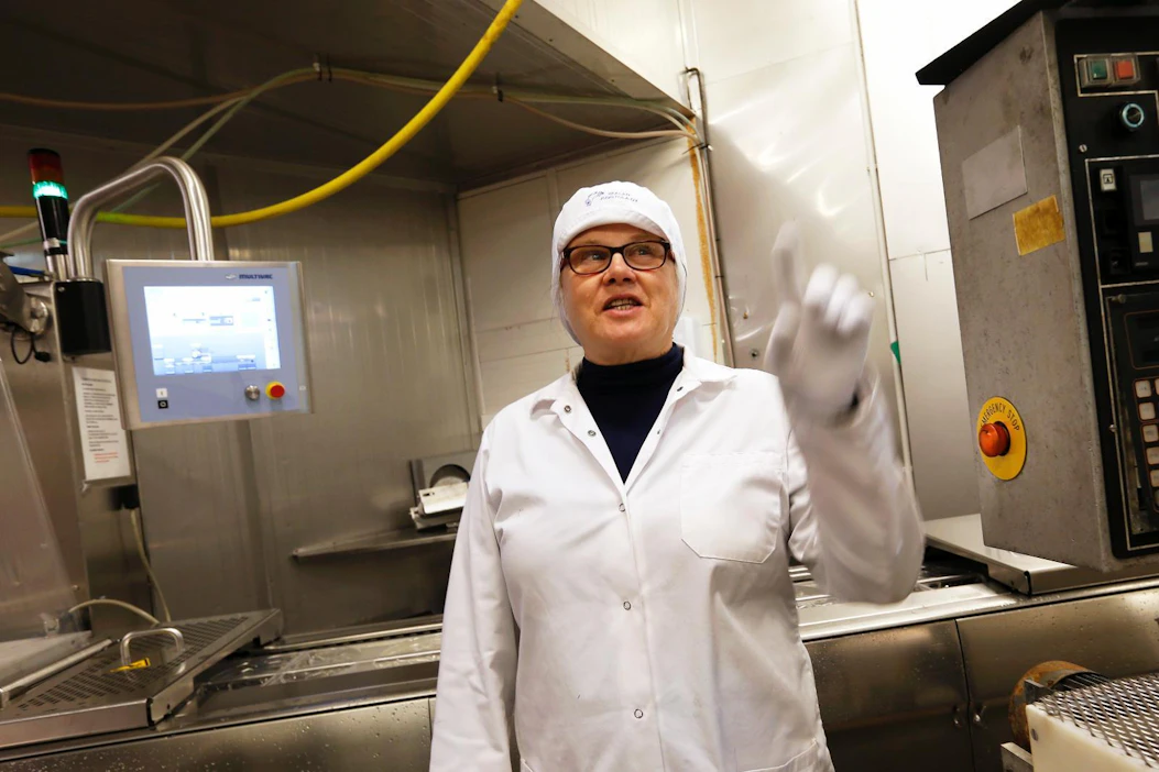 Toimitusjohtaja Pirkko Suhonen joutui itsekin tuotantolinjalle töihin, kun työntekijöitä oli sairaana.
