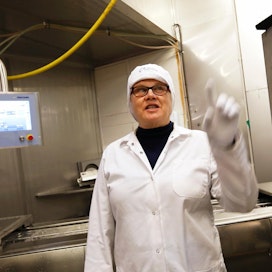 Toimitusjohtaja Pirkko Suhonen joutui itsekin tuotantolinjalle töihin, kun työntekijöitä oli sairaana.