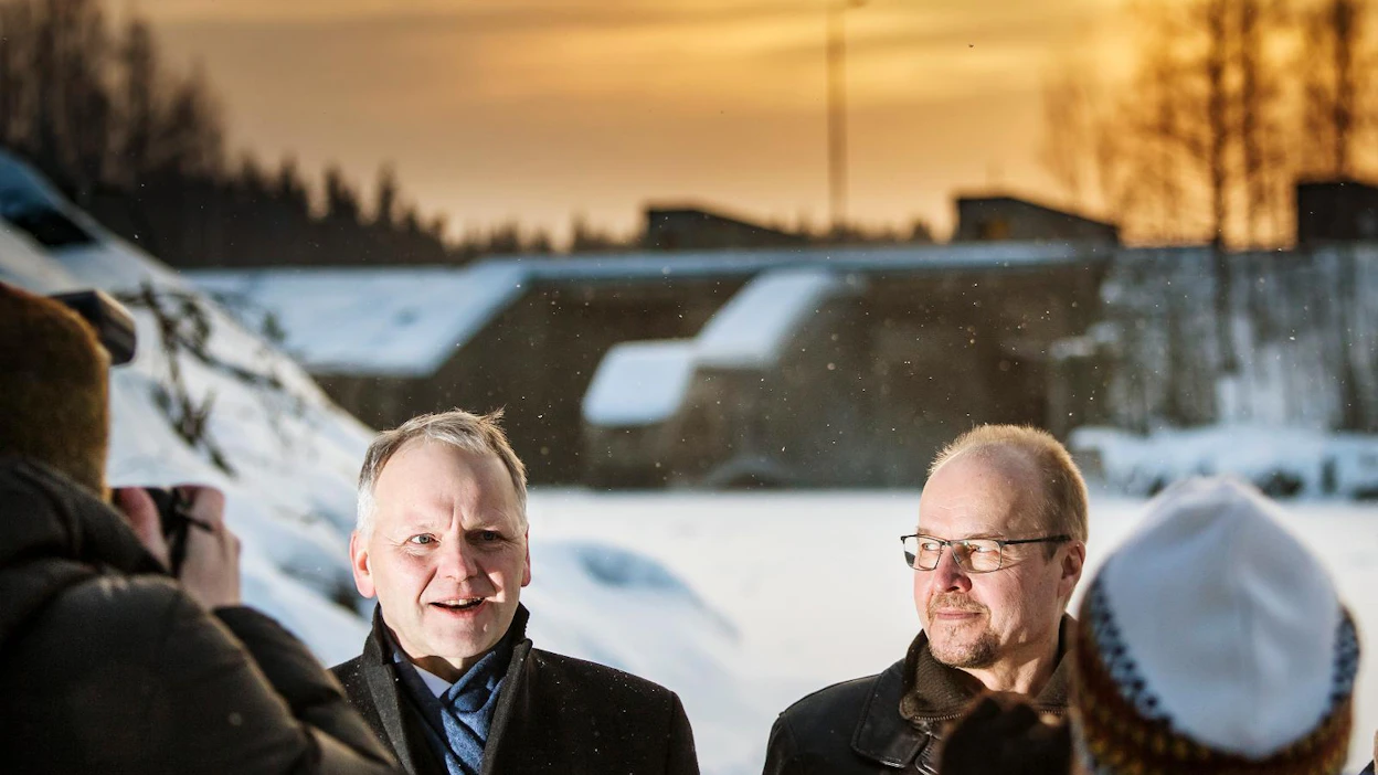 Maa- ja metsätalousministeri Jari Leppä (kesk.) vieraili viime vuoden tammikuussa Kontiolahdella Kuurnan voimalaitoksella. Vierailun aikana hän allekirjoitti 1,2 miljoonan euron tukipäätöksen Saimaan järvilohen kärkihankkeelle. Paikalla oli myös Luken erikoistutkija Jorma Piironen.