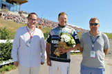 Ravitoimittajien yhdistys palkitsi Rovaniemen kuninkuusraveissa 2018 vuoden haastateltavana Antti Ojanperän. Onnittelemassa Miika Lähdeniemi ja Jani Kanerva. Jälkimmäinen valittiin lauantaina ennen derbyraveja Ravitoimittajat ry:n puhenjohtajaksi.