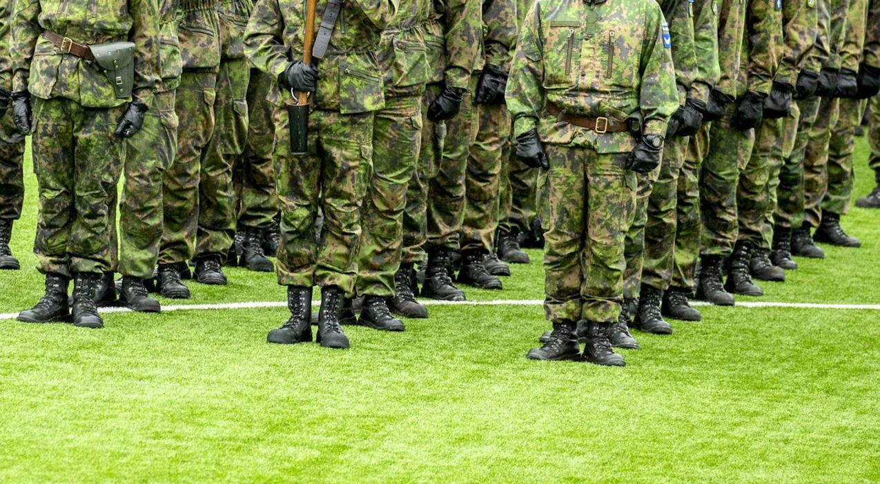 Epäilyjen mukaan varusmiehiltä riisuttiin vaatteita ja kenkiä ja heitä pidettiin pitkään lumihangessa. Joitakin varusmiehiä myös pidettiin lyhyitä aikoja avannossa.