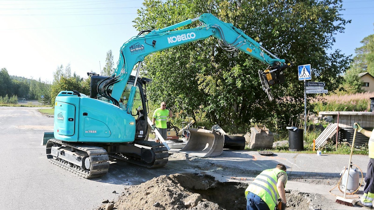 Uusiutunut Kobelco SK75SR-7 sijoittuu koneluokitusjärjestelmässä KKHt 08 -luokkaan, jonka koneita käyttävät niin viherrakentajat kuin maakaapeleita urakoivat yrityksetkin.