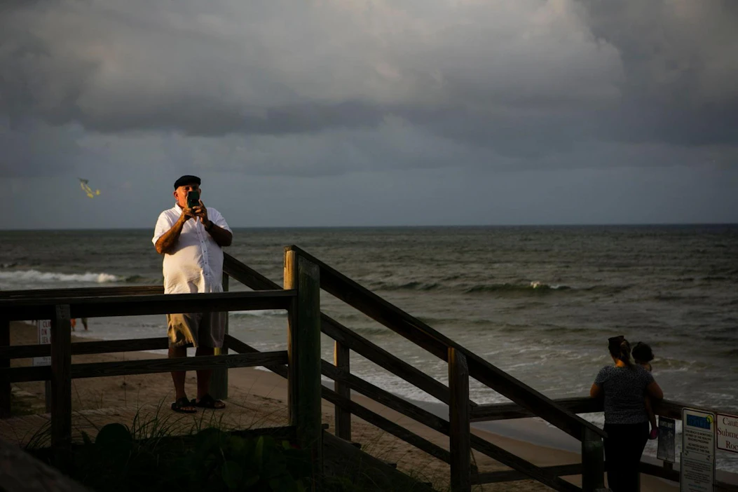 Floridassa Lantana Beachilla oli vielä sunnuntaina tyynehkö sää, vaikka Dorian on nyt yltynyt viitosluokan hirmumyrskyksi. LEHTIKUVA / AFP
