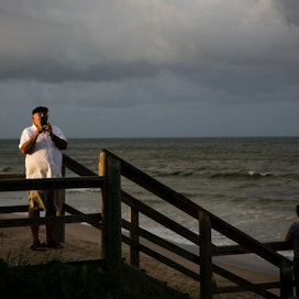 Floridassa Lantana Beachilla oli vielä sunnuntaina tyynehkö sää, vaikka Dorian on nyt yltynyt viitosluokan hirmumyrskyksi. LEHTIKUVA / AFP
