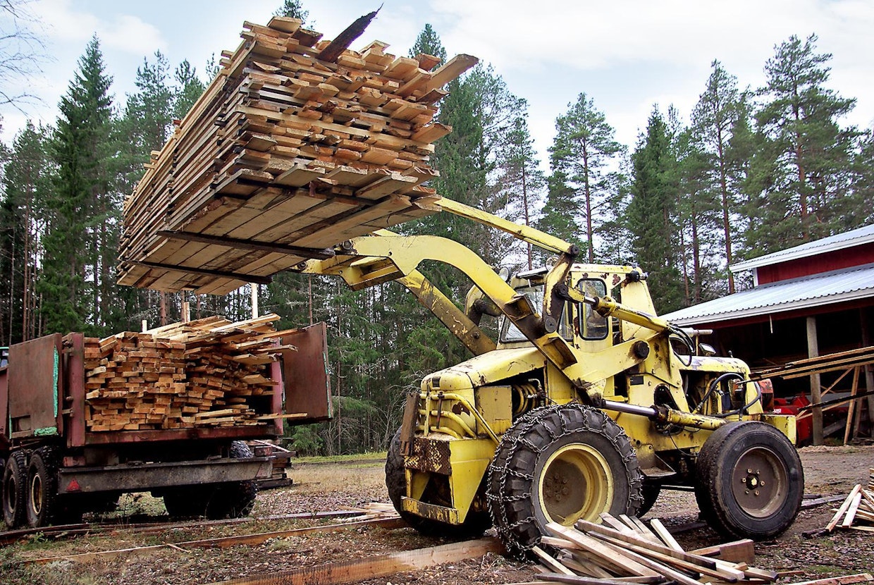 Sahalla koneella hoidetaan sahatavaran siirrot. Piikeillä siirtyvät kätevästi sahatut laudat ja lankut taapeleihin kuivumaan, ja valmiitakin pinoja voi siirrellä kokonaisena.