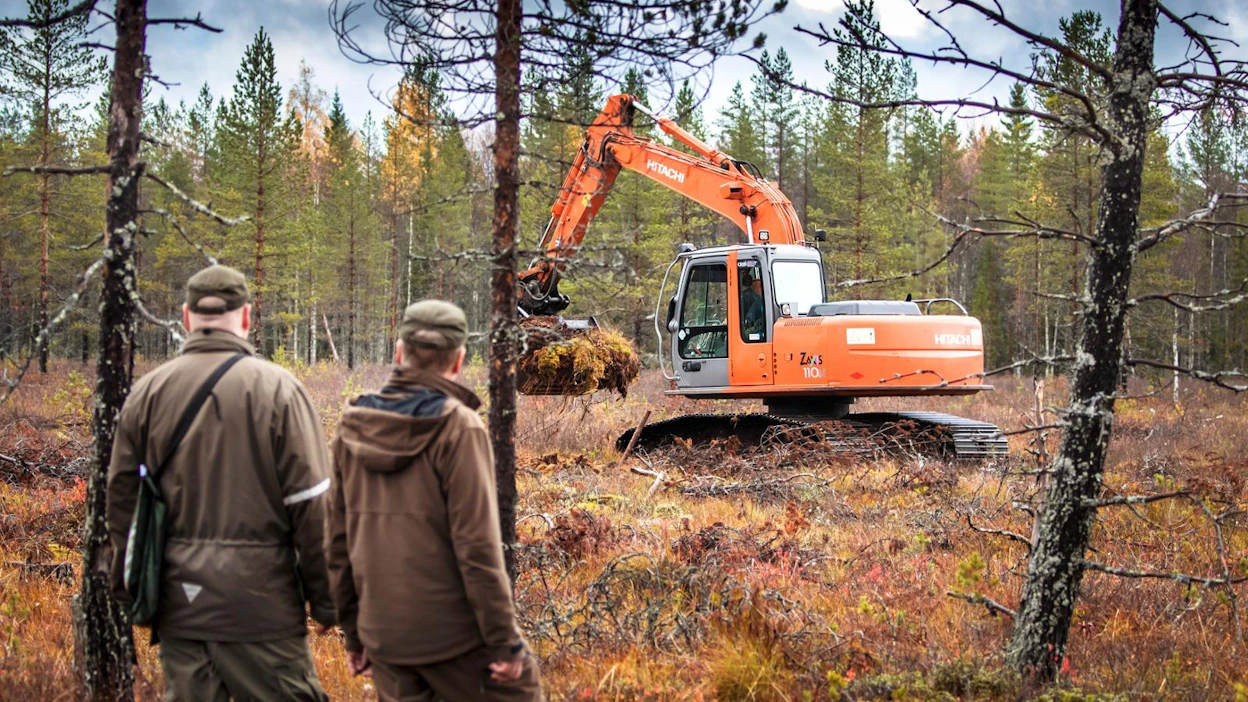 Hiilipörssi alkaa rahoittaa ojitettujen soiden ennallistamista. Viime syksynä otetussa kuvassa on käynnissä kaivuutyöt Metsähallituksen ennallistamistyömaalla Pohjois-Karjalassa.