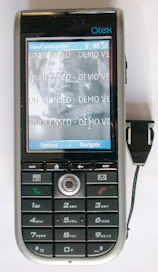 Windows mobile -pohjaisissa matkapuhelimissa ja useimmissa PocketPC -laitteissa toimiva View Commander mobile on kätevä ratkaisu silloin, kun Internet-yhteydellä varustettua tietokonetta ei ole käytettävissä. - Kuvassa Qtek 8310.