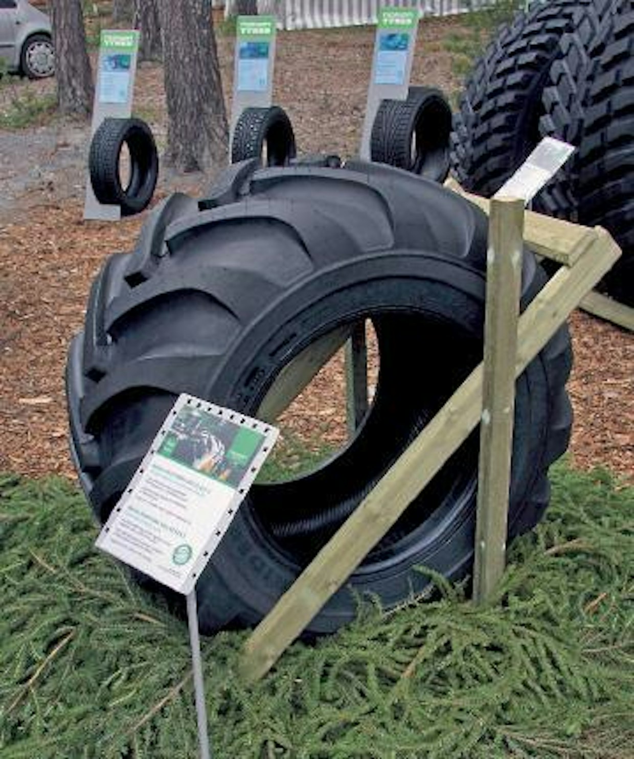 Nokian Forest Rider vyörenkaiden mallisto täydentyy uudella vannekoolla. Uusi ja harvinainen, valmistajan mukaan jopa ainutlaatuinen 24,5" vannekoko paikkaa 22,5" ja 26,5" pyörien väliin jääneen aukon. Uusi rengaskoko sopii pieniin ja keskiraskaisiin ajo- ja hakkuukoneisiin. Tuotanto alkaa koolla 650/45R24,5. Forest Rider -vyörenkaan kanssa voidaan käyttää myös teloja. Forest Rider -pintamallilla tehdyt vyö- ja ristikudosrenkaat vastaavat mitoiltaan niin tarkasti toisiaan, että rikkoontuneen ristikudosrenkaan korvaaminen vyörenkaalla on mahdollista. (UO)