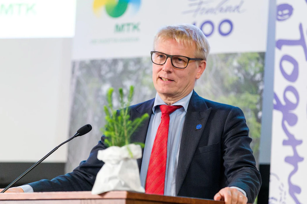 "Yritysten kannattaa investoida metsään jatkossakin", ympäristöministeri Kimmo Tiilikainen (kesk.) kommentoi parlamentin päätöstä. Näin siitäkin huolimatta, että kaikki on vielä auki jäsenmaiden kesken.