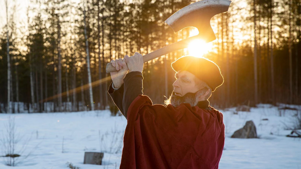 Mikko Moilanen upposi historiantutkimukseen vapaa-ajallaan jo 1980-luvulla. Sukututkimus vei Metsäntutkimuslaitoksessa työuransa tehneen Moilasen kuolemantuomioiden ääreen. Vuosien varrella hänen kokoelmiinsa on kertynyt pyövelille sopivaa puvustusta ja tarpeistoa.