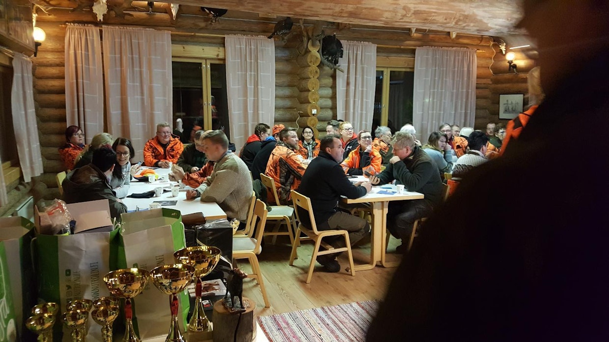 Aamu alkoi ylituomarin puhuttelulla.