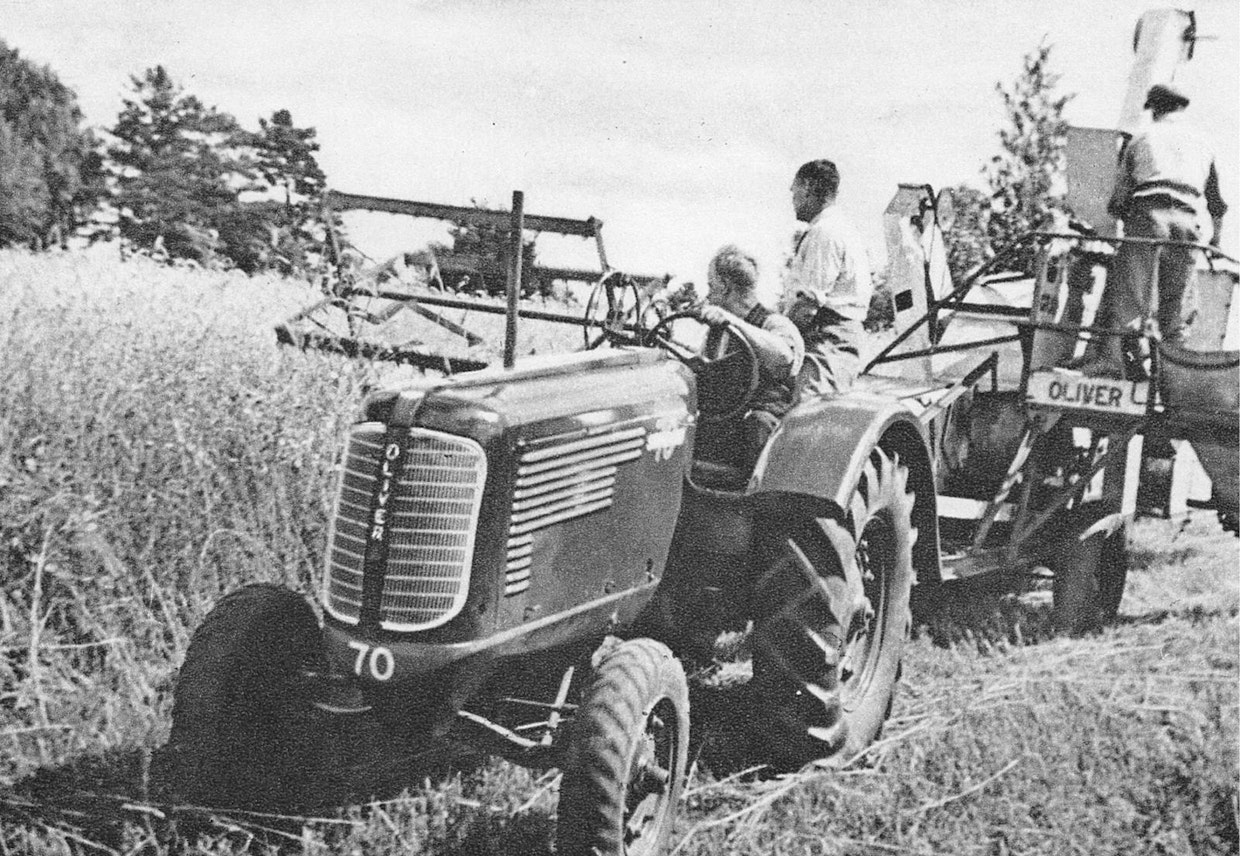 Hankkija möi ensimmäisen Oliver Grainmaster 6 -puimurin Elimäen Hämeenkylän kartanoon syksyn 1937 puinneille. Oheinen kuva on vuotta myöhemmin Helsingin Tuomarinkylän pellolla järjestetystä puintinäytöksestä. Oliver oli toimiva ja kestävä kone, Hämeenkylän puimurilla korjattiin satoa parinkymmenen vuoden ajan. Sota-aika katkaisi lupaavan kehityksen, Oliveria ennätettiin tuoda 3 tai 4 kappaletta.