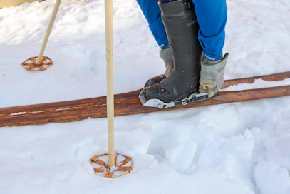 Eräsuksien tekijä Esko Vilminko puuseppä suksi suksiseppä puusuksi hiihto huopakumisaapas