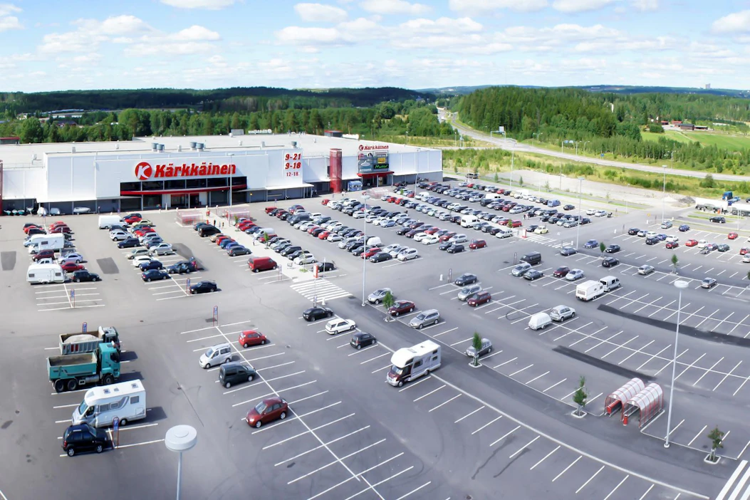 Karkkainen.com kertoo panostavansa elintarvikevalikoimissa myös luomutuotteisiin sekä gluteenittomiin leivonta- ja ruoanvalmistustuotteisiin. Kuvassa Kärkkäisen Lahden-suurmyymälä.