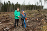 Arto Pasu (vas.) istutti viime viikon maanantaina kuusentaimia Paimiossa. Mukana työmaalla oli metsänhoitoyhdistys Lounametsän metsäasiantuntija Tapani Holmijoki.