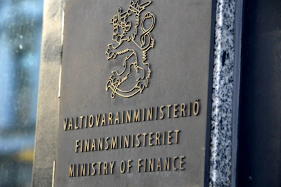 Desimaalipeliä. Julkistalouden alijäämien mittaamiseen voidaan vielä tarvita maalikameraa.