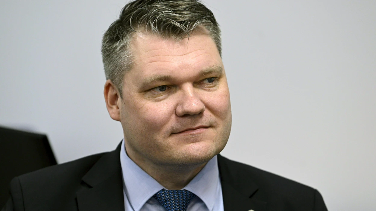 Puolustusministeri Mikko Savolan mukaan Leopard-avun sisällöstä kerrotaan tarkemmin, kunhan päätökset on tehty. LEHTIKUVA / Vesa Moilanen.