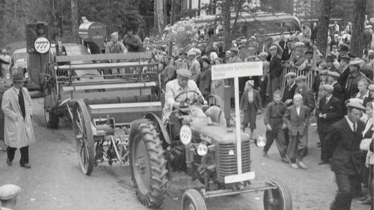 Koneosastot olivat 1960-luvulle asti melko vaatimattomia. Näytillä olleista traktoreista ja puimureista oli yleensä tehty jo kaupat, olipa joskus esillä tiloilta lainattuja, uudenkarheita koneitakin. Näyttelyitä oli paljon ja koneiden kuskaaminen paikasta toiseen olisi ollut sen ajan kalustolla vaivalloista. Kuvassa Hankkijan uutuuskoneet Massey-Harris 726-ajopuimuri, Ceres-kylvökone ja Zetor 25K esittelyparaatissa Rautalammilla 1952.