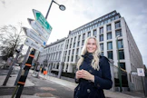 Aura Salla liittyi Facebookiin vuonna 2007. Nuoriin vetoavat enemmän saman konsernin Oculus, WhatsApp ja Instagram, mutta 2,7 miljardin käyttäjän Facebook ei ole Sallasta vain mummojen some.”Facebookin ikäjakauma on laaja ja messengeriä käyttävät ja uutisia lukevat kaikenikäiset.”