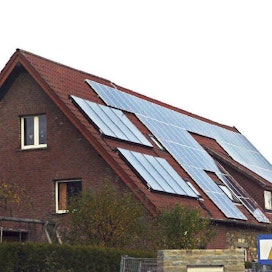 Tyypillinen näkymä Pohjois-Saksasta. Jo rakennusvaiheessa on ajateltu aurinkoenergian keruuta. Sopivaan kulmaan kallistettu lape toimii tehokkaasti. Siinä on sulassa sovussa sekä aurinkopaneeleita (sähkö) että aurinkokeräimiä (lämmin vesi).