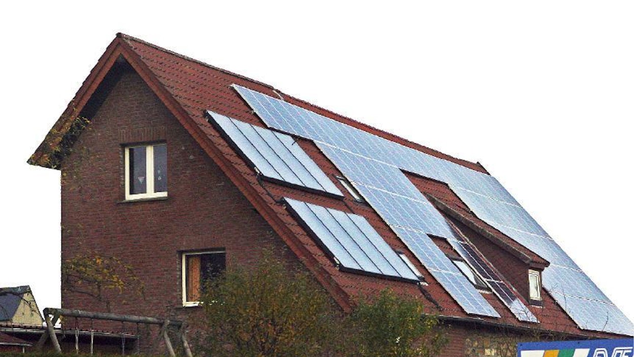 Tyypillinen näkymä Pohjois-Saksasta. Jo rakennusvaiheessa on ajateltu aurinkoenergian keruuta. Sopivaan kulmaan kallistettu lape toimii tehokkaasti. Siinä on sulassa sovussa sekä aurinkopaneeleita (sähkö) että aurinkokeräimiä (lämmin vesi).