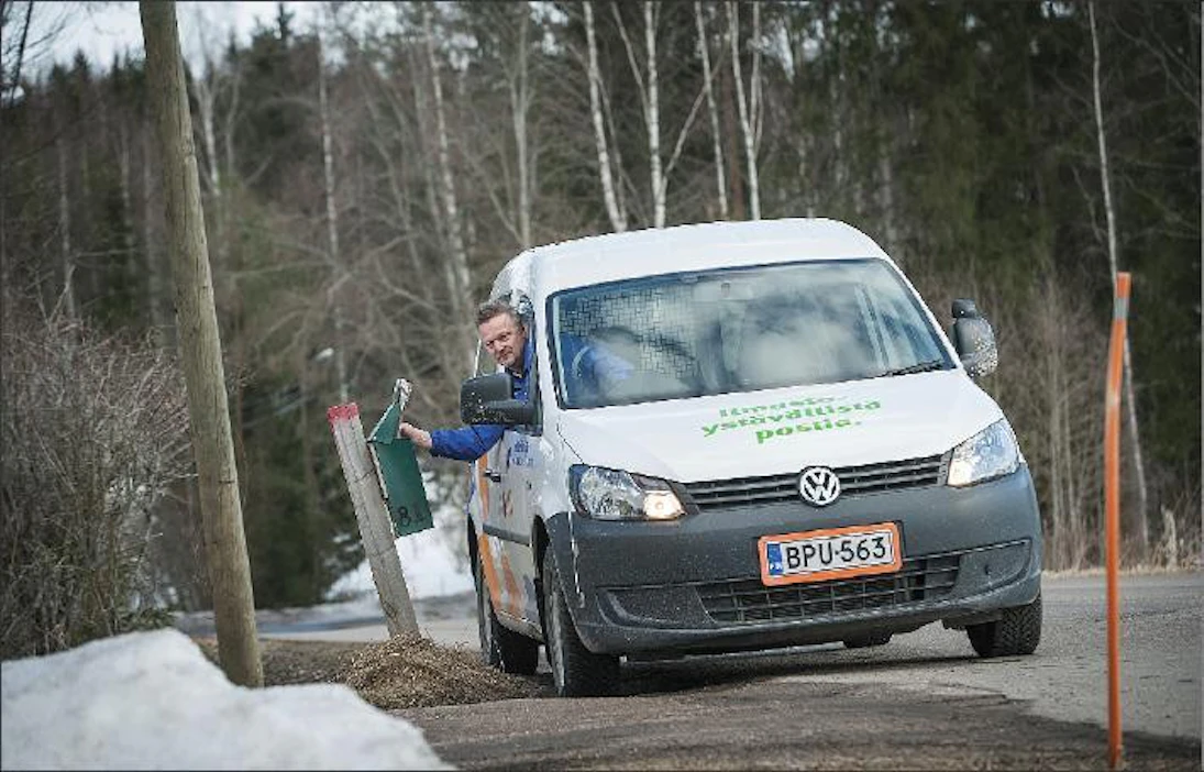 Postissa, sittemmin Itellassa 36 vuotta työskennellyt Juha Kivistö jakaa lähetyksiä Riihimäellä. Hämeen Sanomien Ilves Jakelu Oy sai alueelle kilpailevan postitoimiluvan helmikuussa. Kimmo Haimi
