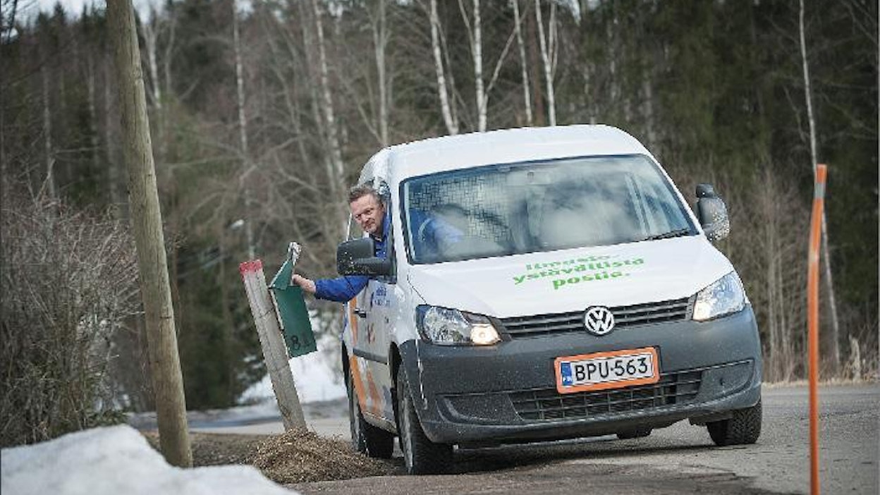 Postissa, sittemmin Itellassa 36 vuotta työskennellyt Juha Kivistö jakaa lähetyksiä Riihimäellä. Hämeen Sanomien Ilves Jakelu Oy sai alueelle kilpailevan postitoimiluvan helmikuussa. Kimmo Haimi