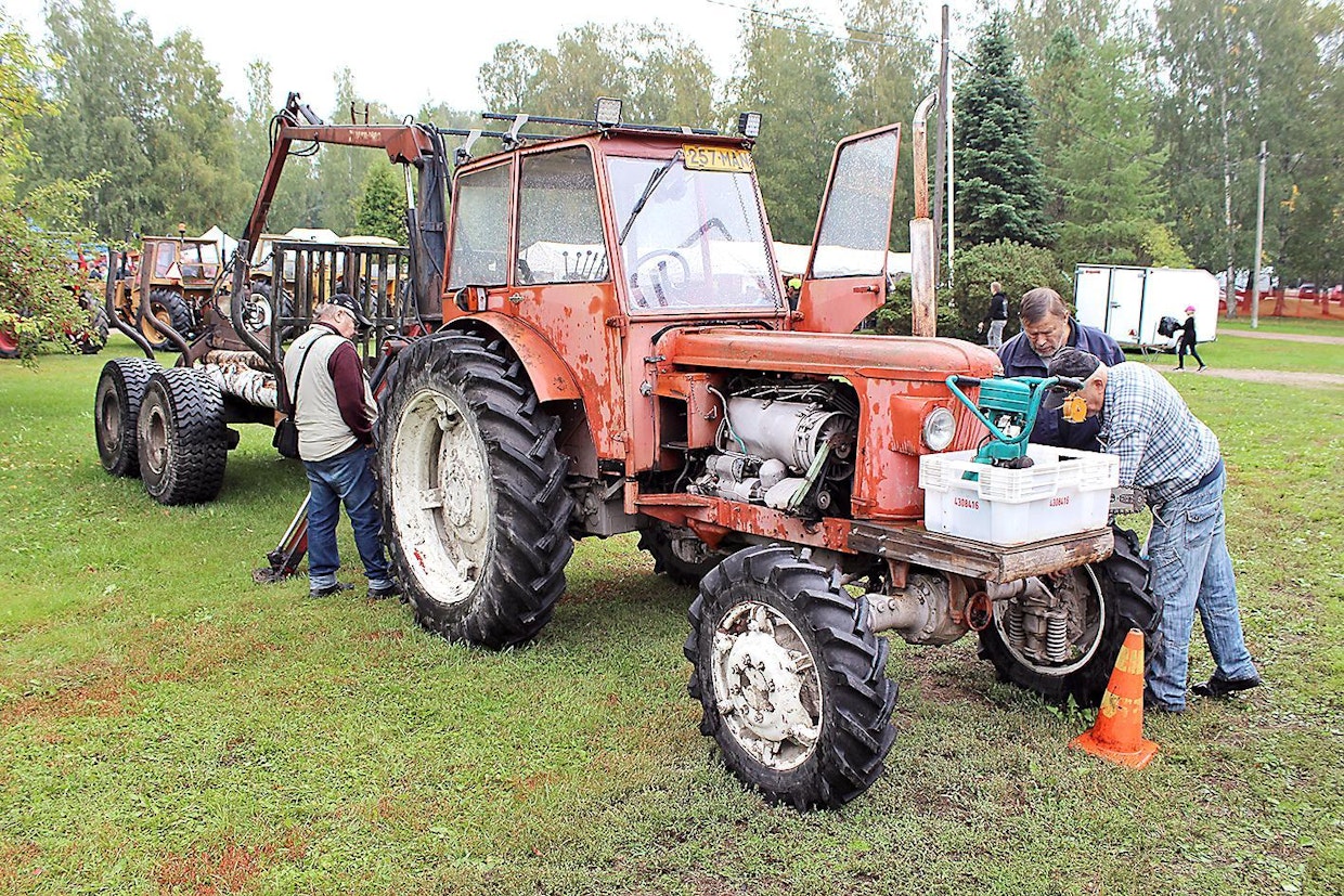 Valkovenäläisen Minskin tehtaan Belarus MTZ50 -mallin lisäksi Konela aloitti vuonna 1968 venäläisellä Lipetskin tehtaalla tuotettujen ilmajäähdytteisten LTZ40-traktoreiden markkinoinnin. Mainoksissa LTZ:n pukilla istui itse Johannes Virolainen, joka oli saanut ensimmäisen kappaleen liikelahjana. Pikku-Belarusta myytiin huomattavasti vähemmän, isompaa mallia ostivat lähinnä urakoitsijat, mutta paljon heiveröisempi LTZ ei heitä vakuuttanut. Neliveto oli saatavana alusta saakka. (Riihimäki)