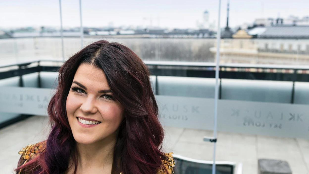 Saara Aalto kaipaa Suomesta eniten salmiakkia ja koiriaan, jotka eivät ole vielä muuttaneet Lontooseen.