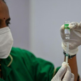 Suurista päiväkohtaisista rokotemääristä huolimatta Intian rokotetahti on jättänyt toivomisen varaa. LEHTIKUVA/AFP