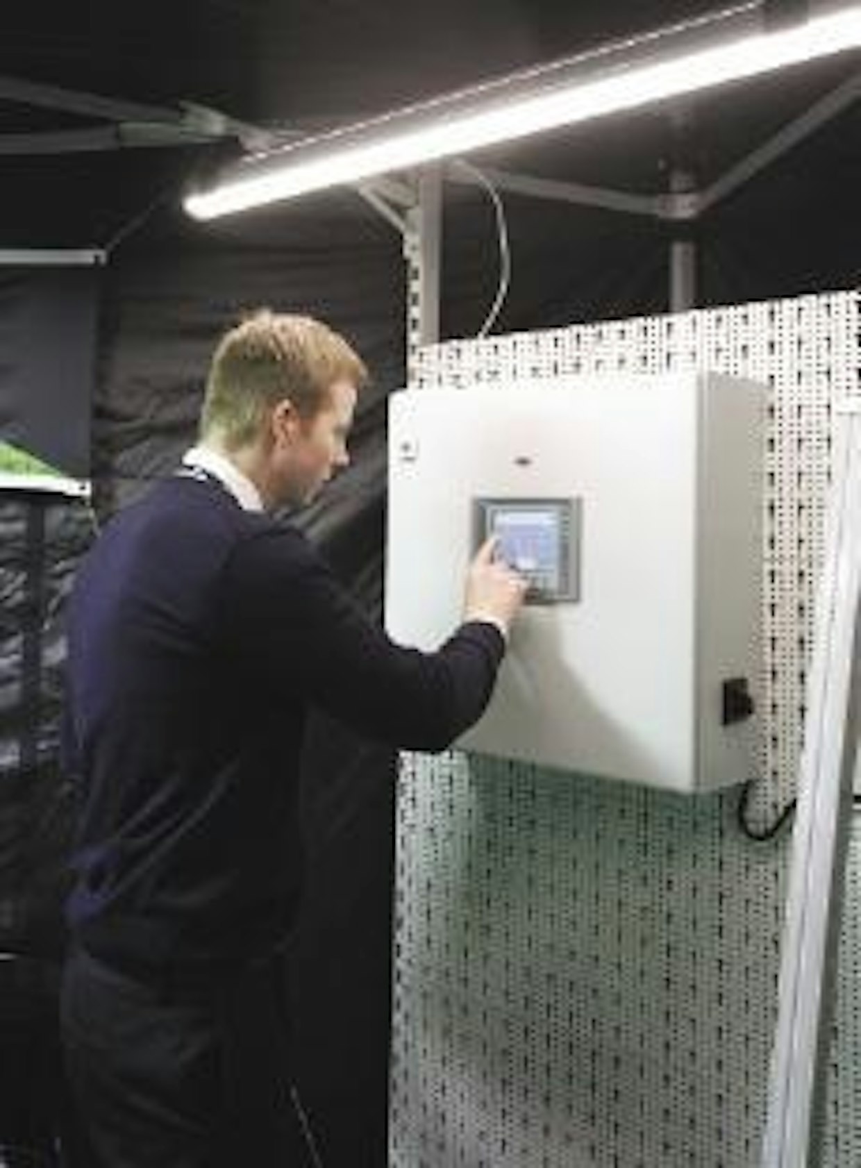 FarmLEDin Kalle Sandelin esitteli erityisesti siipikarjahalleihin soveltuvaa LED-valoputkea ja kosketusnäyttöllistä hallintayksikköä. Valoputken suojausluokka on IP67, joten se kestää raskaampiakin olosuhteita.