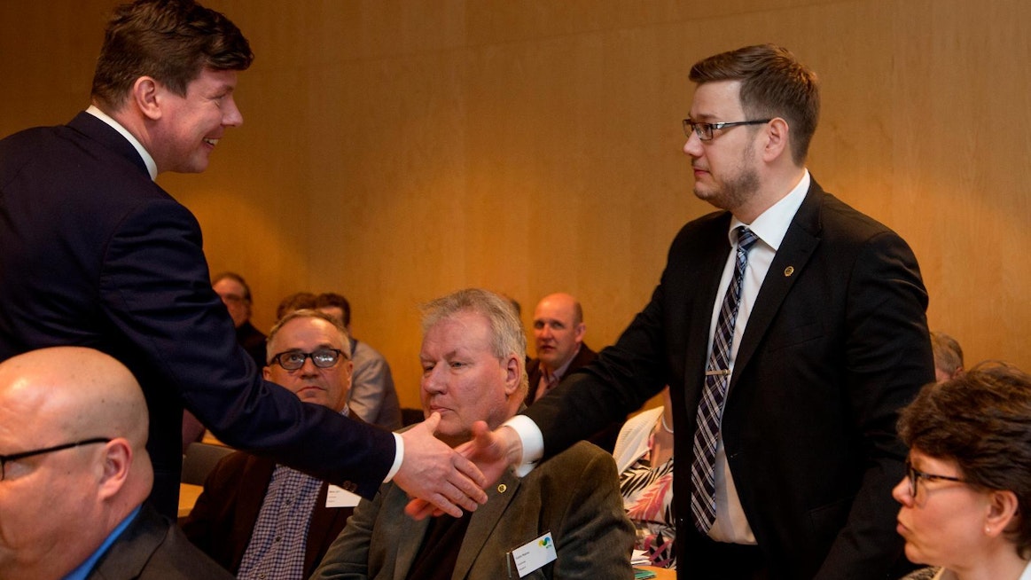 MTK:n valtuuskunnan uusi puheenjohtaja on Eerikki Viljanen sai onnittelut edeltäjältään Tommi Lunttilalta.