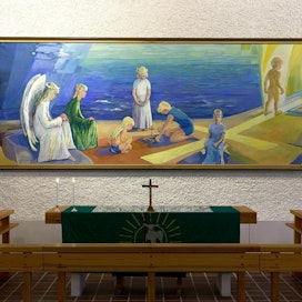 Suomussalmen Ämmänsaaren kirkon viisimetrinen alttaritaulu on taiteilija Irja Juntusen maalaama. Juntusen 7-vuotiaana kuollut poika Jyrki astelee kohti valoa maalauksen laidassa.
