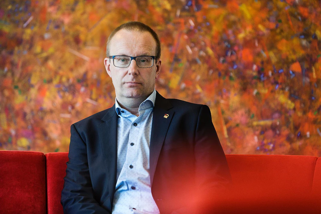 ”Onhan tämä homma ihan järjetöntä”, Jarkko Eloranta sanoo siitä, että julkisten palveluiden kilpailu avataan maan tuottavimmilla alueilla ja loppuseutujen tuottamaton palvelu maksatetaan veronmaksajilla.