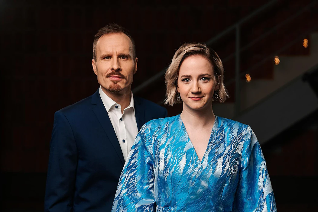 Apua Ukrainaan -tukikonsertin juontavat Puoli seitsemän -ohjelmasta tuttu Mikko Kekäläinen ja meteorologi Anniina Valtonen.