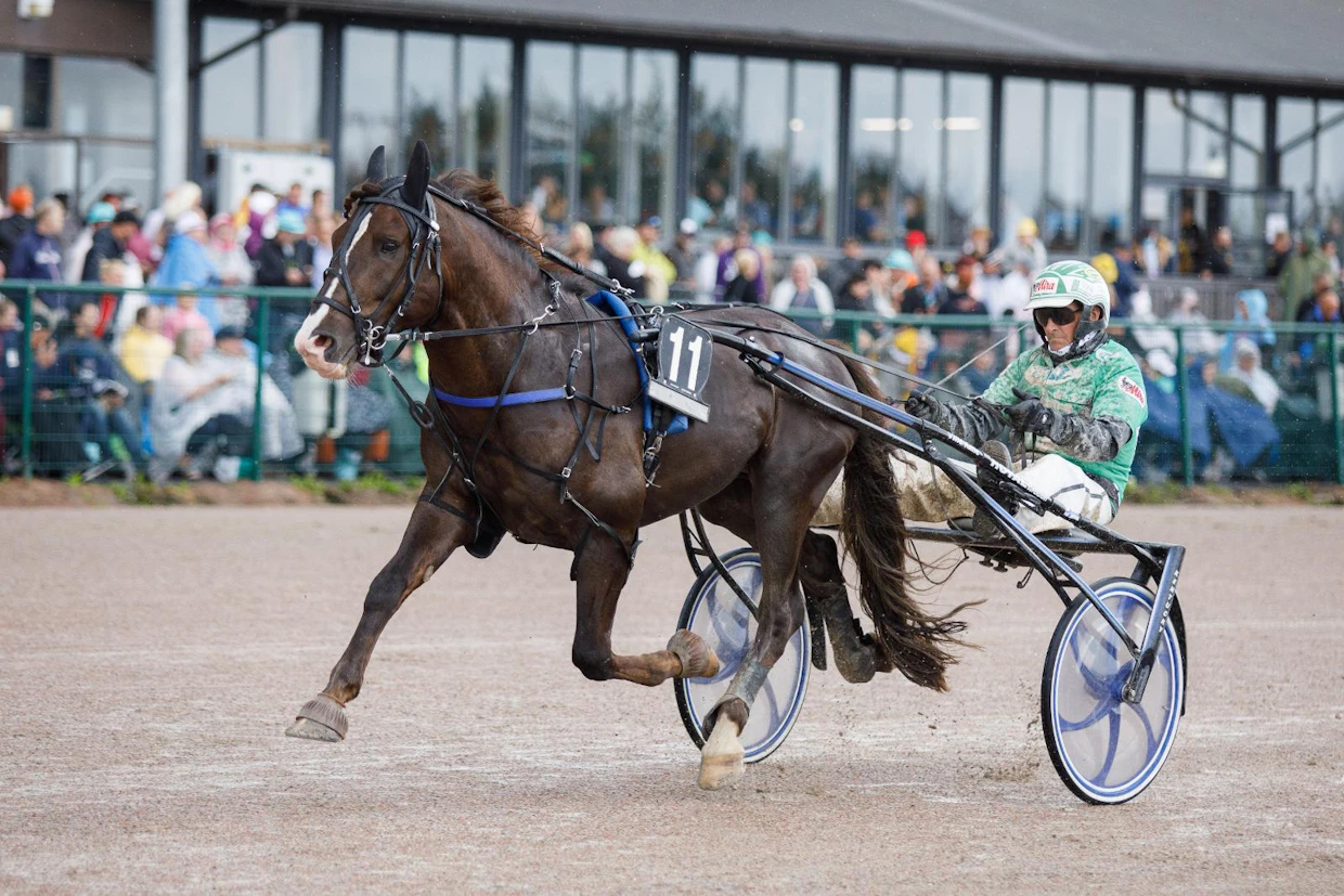 Ari Moilanen suitsi Ville Kallen toisen karsintalähdön voittajaksi ajalla 1.25,8. Arkistokuva.