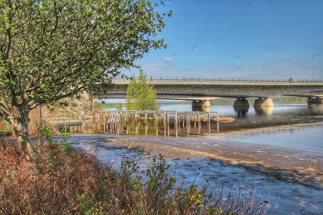 Lainaanrannan matonpesupaikalla Rovaniemellä kastuivat varpaatkin vielä torstaina.