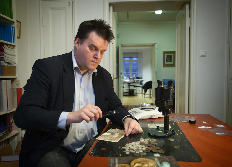 Suomen Numismaattisen yhdistyksen toiminnanjohtaja Marko Salonen kiinnostui aikoinaan numismatiikasta saatuaan isältään kolikkolaatikon, jossa oli vanhoja suomalaisia ja venäläisiä rahoja ja seteleitä.