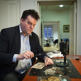 Suomen Numismaattisen yhdistyksen toiminnanjohtaja Marko Salonen kiinnostui aikoinaan numismatiikasta saatuaan isältään kolikkolaatikon, jossa oli vanhoja suomalaisia ja venäläisiä rahoja ja seteleitä.