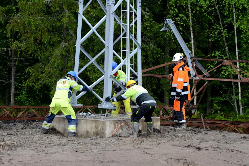 Kantaverkkoyhtiö Fingrid investoi kuluvan vuosikymmenen aikana kaksi miljardia euroa sähköverkkoon ja uusien sähköasemien rakentamiseen. Kuva on Lieto–Forssa -voimajohtotyömaalta.