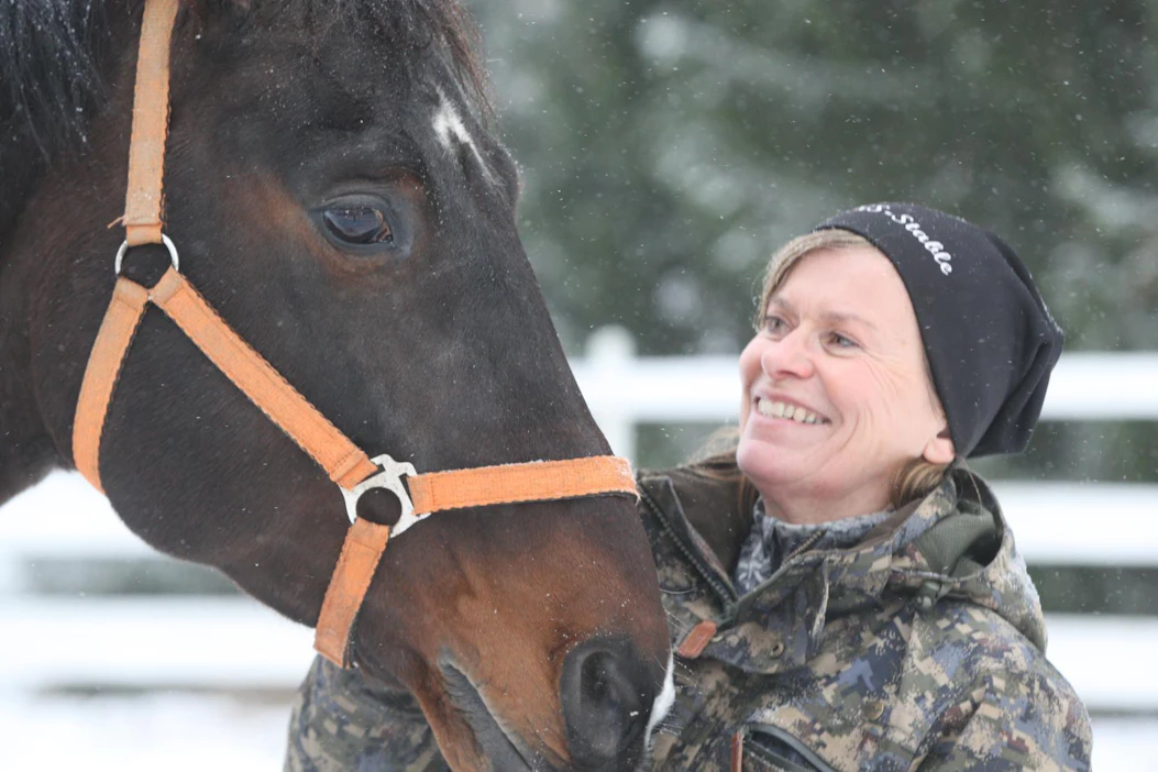 Nyt 22-vuotias Königs Kronos Ks teki hienon kilpailu-uran Anna-Julia Kontion ja Rein Pillin ratsastamana. ”Se on ollut taloudellisesti ylivoimaisesti huonoin hevoseni. Kilpailemisesta oli valtavat kulut. Sen arvolla ei ole ollut merkitystä, kun sitä ei koskaan myyty”, Eeva-Liisa Penttilä kertoo.