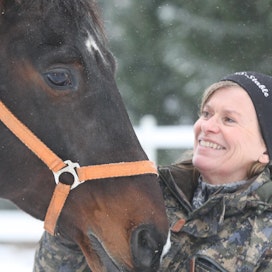 Nyt 22-vuotias Königs Kronos Ks teki hienon kilpailu-uran Anna-Julia Kontion ja Rein Pillin ratsastamana. ”Se on ollut taloudellisesti ylivoimaisesti huonoin hevoseni. Kilpailemisesta oli valtavat kulut. Sen arvolla ei ole ollut merkitystä, kun sitä ei koskaan myyty”, Eeva-Liisa Penttilä kertoo.
