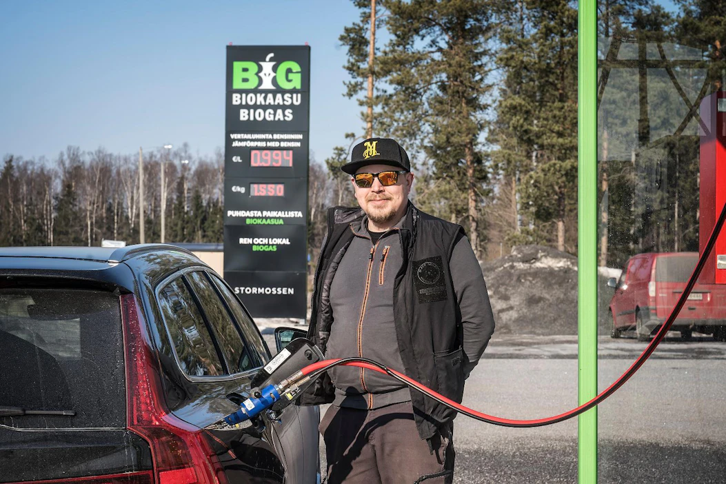 Vaasalainen Christian Härtull tankkasi jätteistä valmistettua liikennekaasua Volvoonsa Stormossenilla Koivulahdessa. Kaasun hinta on 1,55 euroa kilolta, sen vertailuhinta bensiiniin olisi 0,994 euroa litralta.