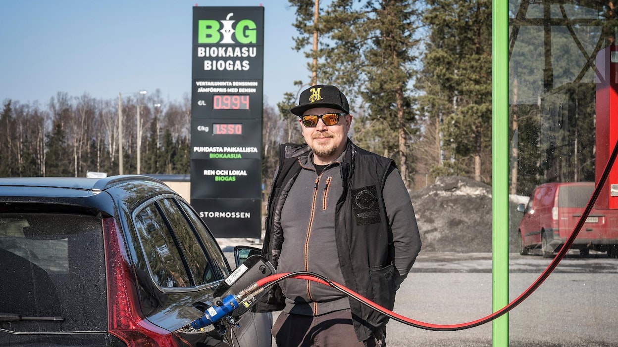 Vaasalainen Christian Härtull tankkasi jätteistä valmistettua liikennekaasua Volvoonsa Stormossenilla Koivulahdessa. Kaasun hinta on 1,55 euroa kilolta, sen vertailuhinta bensiiniin olisi 0,994 euroa litralta.